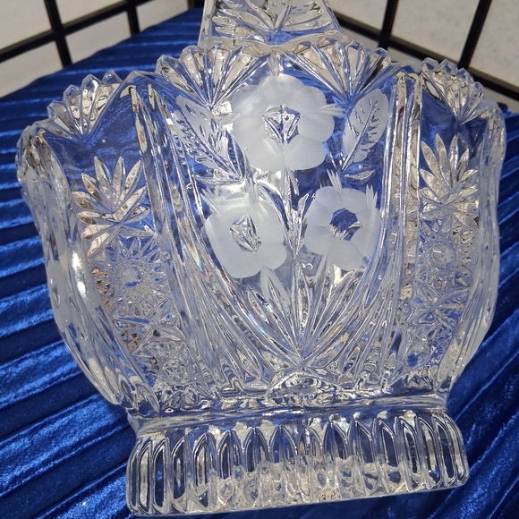 Elegant Crystal Basket with Floral Design - Picture 4 of 16